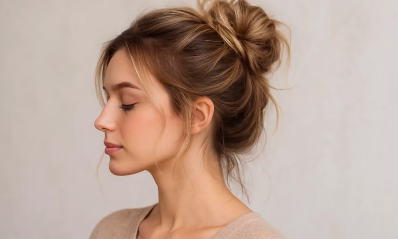 Mulher com coque despojado e elegante, mostrando um penteado prático e rápido.