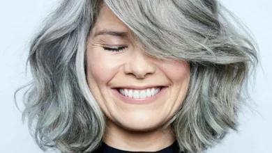 Corte moderno de cabelo branco, com textura volumosa e estilo leve, ideal para 2025.
