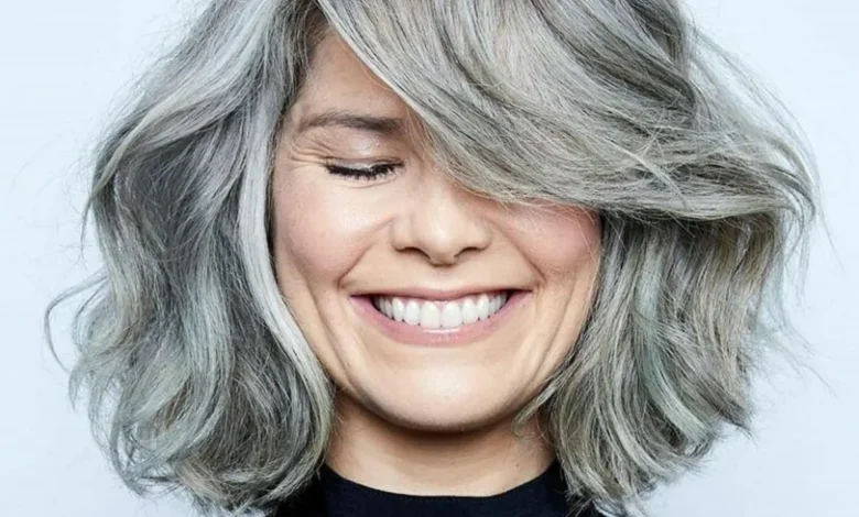 Corte moderno de cabelo branco, com textura volumosa e estilo leve, ideal para 2025.