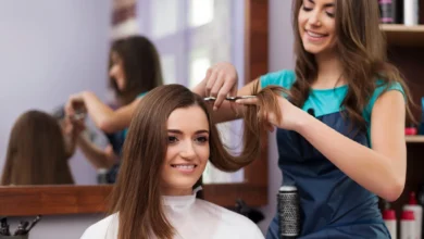 Cabeleireiro cortando cabelo de cliente em salão, representando cortes práticos e elegantes