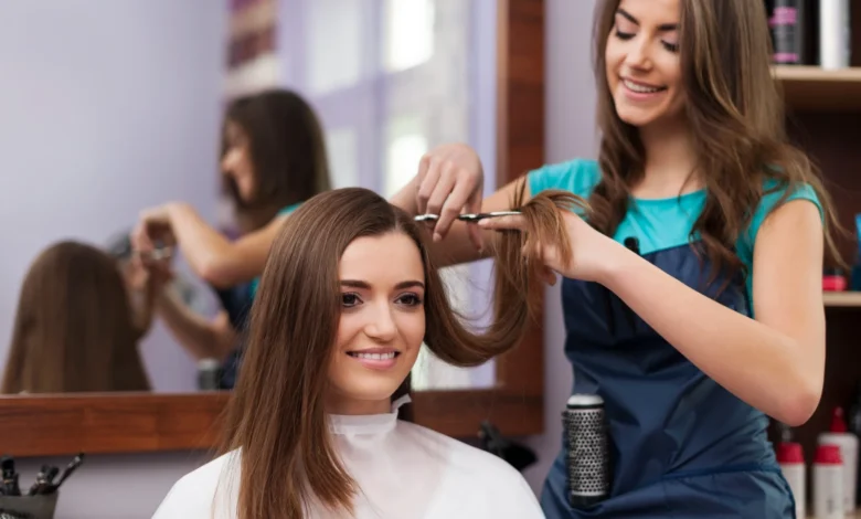 Cabeleireiro cortando cabelo de cliente em salão, representando cortes práticos e elegantes