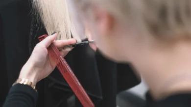 Cabeleireiro realizando um corte de cabelo em um cliente com fios brancos, rejuvenescendo o visual.