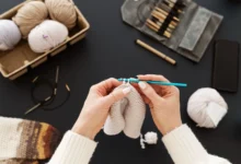 Pessoa fazendo crochê com fio moderno, destacando o uso de ferramentas e materiais de alta qualidade, criando peças de crochê contemporâneas.