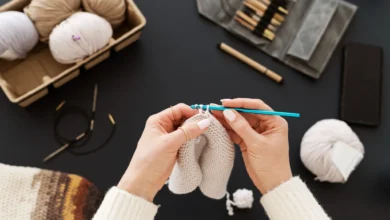 Pessoa fazendo crochê com fio moderno, destacando o uso de ferramentas e materiais de alta qualidade, criando peças de crochê contemporâneas.