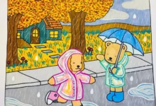 Dois ursinhos de pelúcia explorando um dia chuvoso com capa de chuva e guarda-chuva, sob árvores douradas e casa ao fundo.