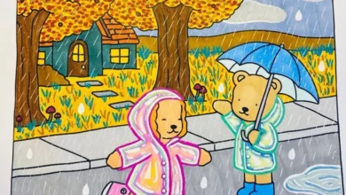 Dois ursinhos de pelúcia explorando um dia chuvoso com capa de chuva e guarda-chuva, sob árvores douradas e casa ao fundo.