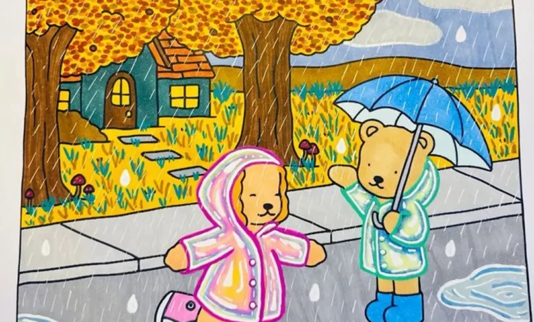 Dois ursinhos de pelĂșcia explorando um dia chuvoso com capa de chuva e guarda-chuva, sob ĂĄrvores douradas e casa ao fundo.