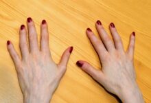 Imagem de mãos com esmalte vermelho, simbolizando uma escolha clássica e elegante para mulheres 60+