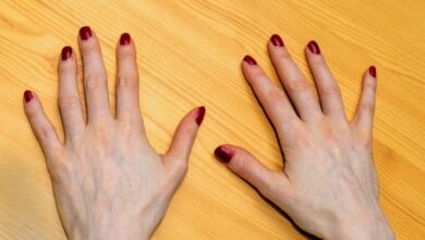 Imagem de mãos com esmalte vermelho, simbolizando uma escolha clássica e elegante para mulheres 60+