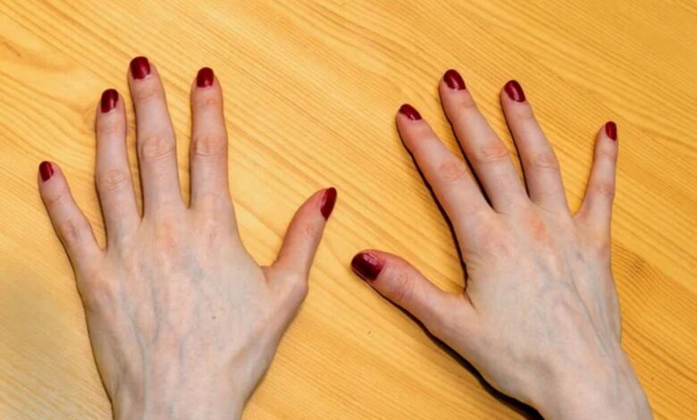 Imagem de mãos com esmalte vermelho, simbolizando uma escolha clássica e elegante para mulheres 60+