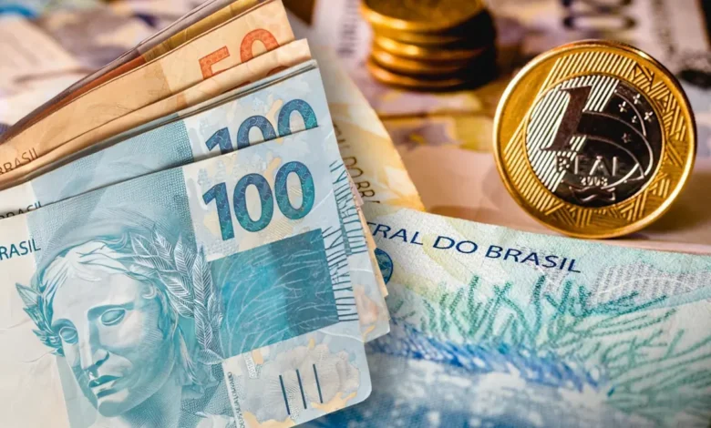 Notas e moedas do real, simbolizando o aumento de reclamações sobre empréstimos consignados