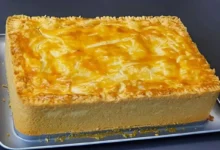 Empadão de frango com recheio cremoso e massa leve, perfeito para diversas ocasiões.