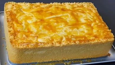 Empadão de frango com recheio cremoso e massa leve, perfeito para diversas ocasiões.