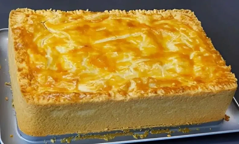 Empadão de frango com recheio cremoso e massa leve, perfeito para diversas ocasiões.