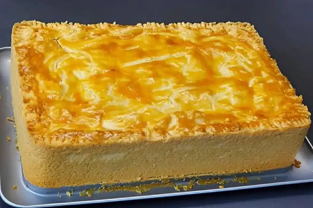 Empadão de frango com recheio cremoso e massa leve, perfeito para diversas ocasiões.