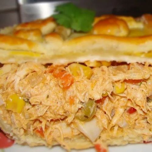 Recheio cremoso de frango desfiado com milho, azeitonas e legumes, pronto para ser utilizado no empadão de frango.