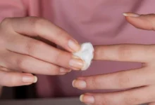 Dica para evitar manchas ao aplicar esmalte escuro nas unhas.