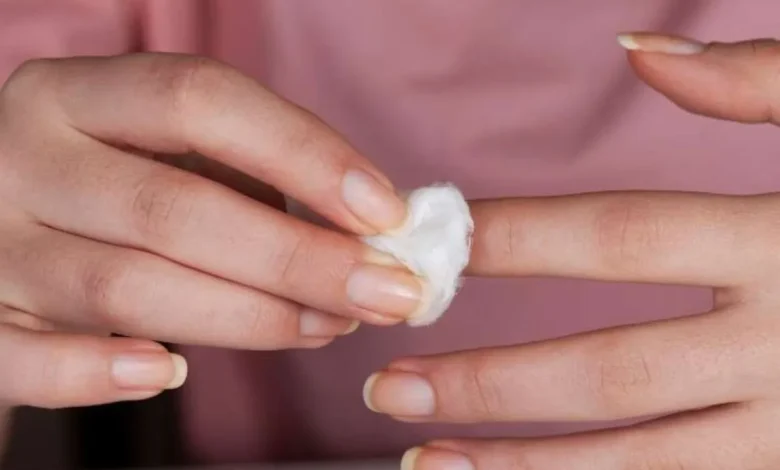 Dica para evitar manchas ao aplicar esmalte escuro nas unhas.