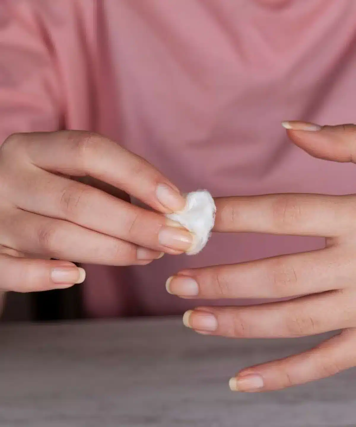 Dica para evitar manchas ao aplicar esmalte escuro nas unhas.