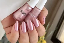Unhas pintadas com esmalte perolado rosa claro da marca Risqué