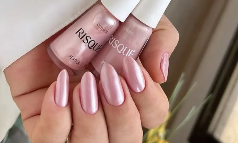 Unhas pintadas com esmalte perolado rosa claro da marca Risqué