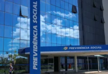 Entrada da sede do INSS com fachada espelhada em Brasília