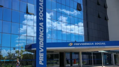 Entrada da sede do INSS com fachada espelhada em Brasília