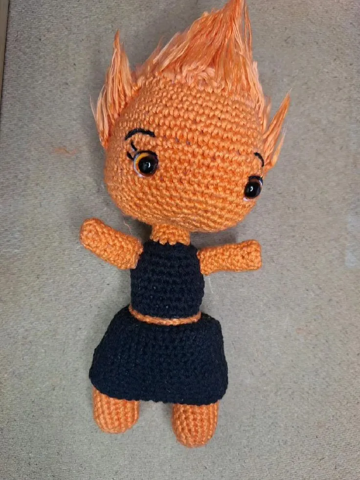 Boneca Amigurumi da Faísca Ember com cabelo laranja e vestido preto