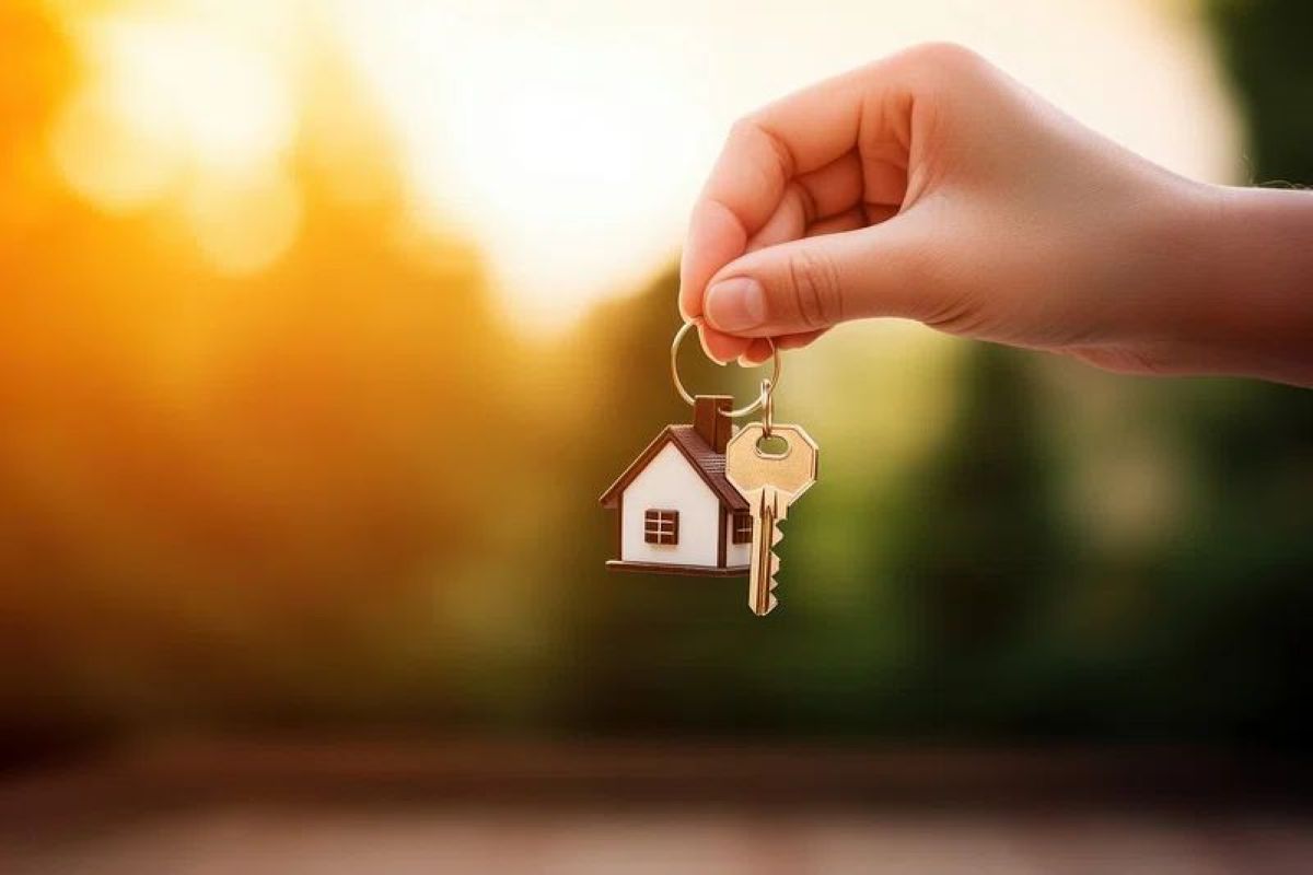 Pessoa segurando chave de casa em evento de feirão de imóveis, com descontos de até R$ 55 mil na 5ª edição da Feira 'Semana Minha Casa, Minha Vida' em Salvador