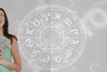 Mulher sorrindo e segurando dinheiro com símbolo do zodíaco ao fundo, representando os signos que terão ganhos financeiros em julho.