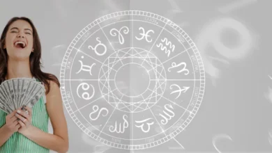 Mulher sorrindo e segurando dinheiro com símbolo do zodíaco ao fundo, representando os signos que terão ganhos financeiros em julho.