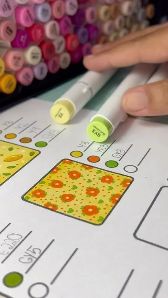 Personalização de flores Imagem mostrando marcadores de cores ao lado de um desenho com flores coloridas