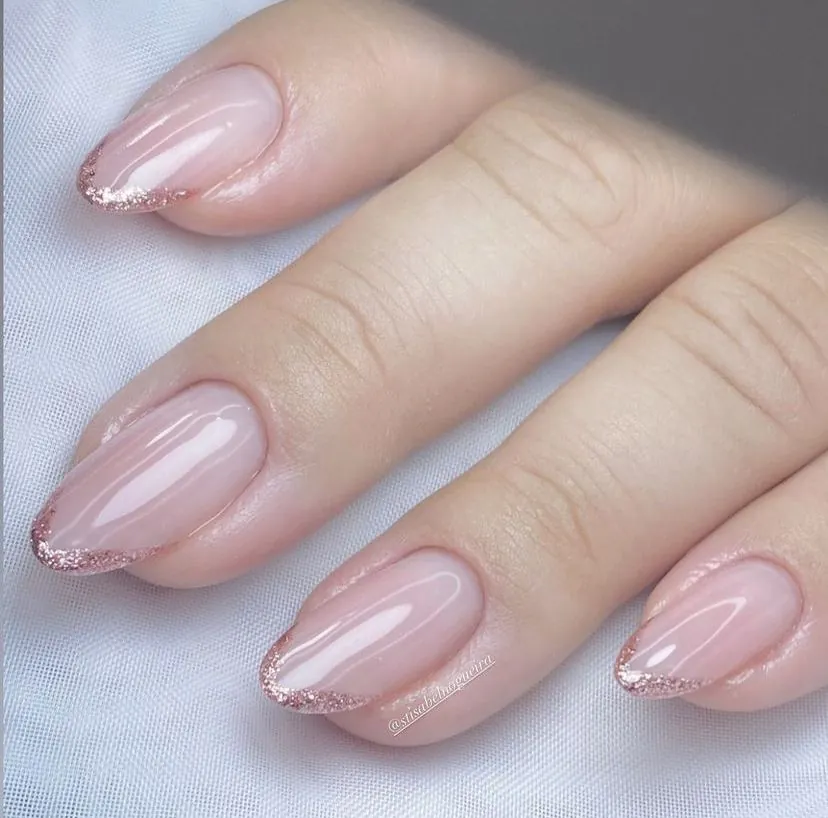 Unhas com francesinha rosa claro e glitter nas pontas