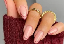 Unhas com francesinha moderna em tons neutros e glitter delicado