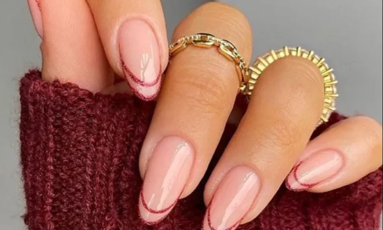 Unhas com francesinha moderna em tons neutros e glitter delicado