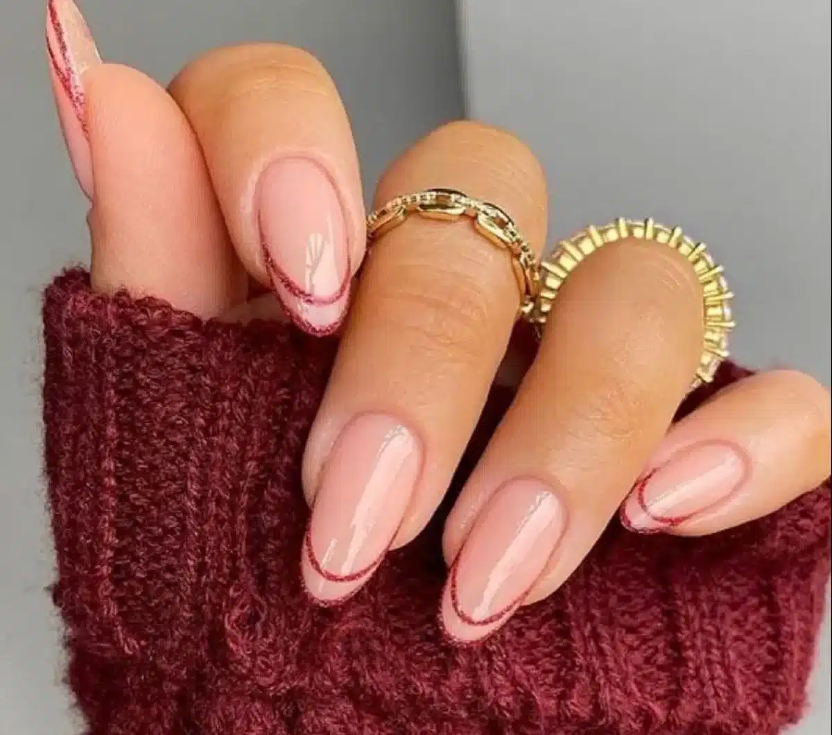 Unhas com francesinha moderna em tons neutros e glitter delicado