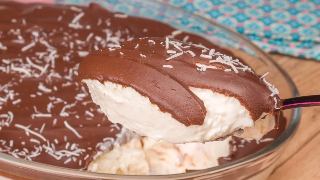 Gelado de coco com cobertura de chocolate e coco ralado.