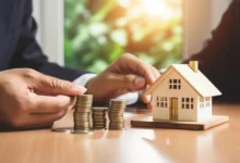 Imagem representando a herança para viúvos, com moedas e uma casa em miniatura, simbolizando o direito à herança.
