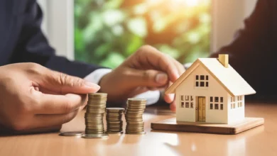 Imagem representando a herança para viúvos, com moedas e uma casa em miniatura, simbolizando o direito à herança.