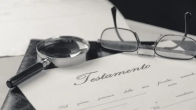 Documento de testamento com lupa e óculos, simbolizando a análise de herança.