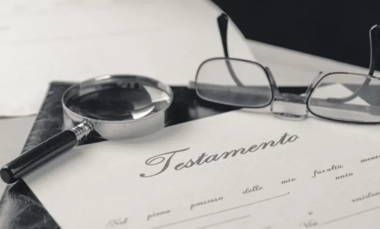 Documento de testamento com lupa e óculos, simbolizando a análise de herança.