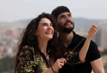 Cena de romance e tensão de Hercai: Amor e Vingança, com o casal principal desfrutando de um momento ao ar livre.