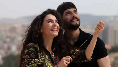 Cena de romance e tensão de Hercai: Amor e Vingança, com o casal principal desfrutando de um momento ao ar livre.