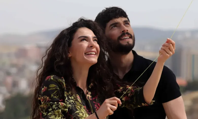 Cena de romance e tensão de Hercai: Amor e Vingança, com o casal principal desfrutando de um momento ao ar livre.