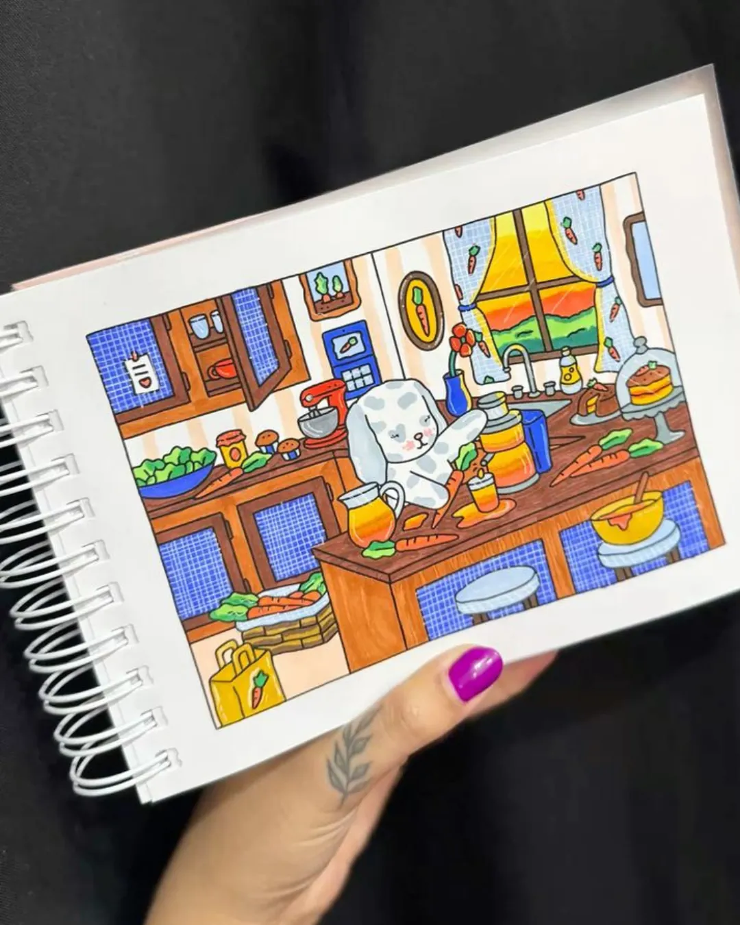 Livro de colorir Bobbie Goods com desenho finalizado de cozinha e cachorrinho preparando receitas.