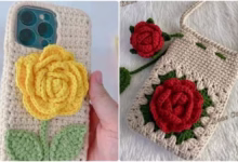 Capa de celular e bolsa feitas em crochê com flores coloridas.