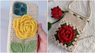 Capa de celular e bolsa feitas em crochê com flores coloridas.