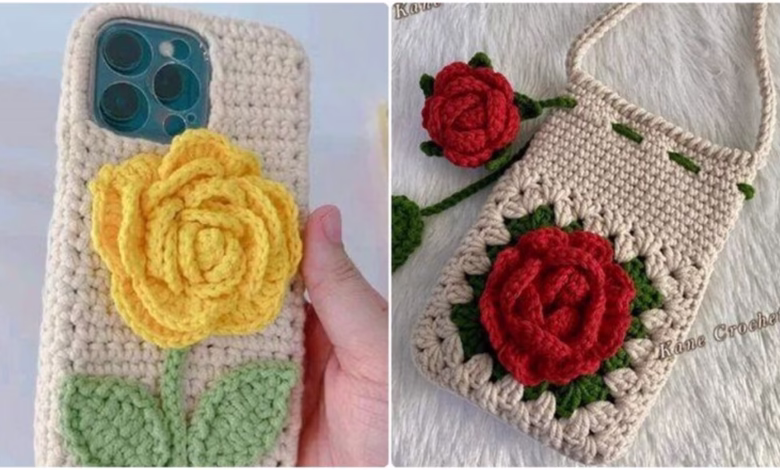 Capa de celular e bolsa feitas em crochê com flores coloridas.