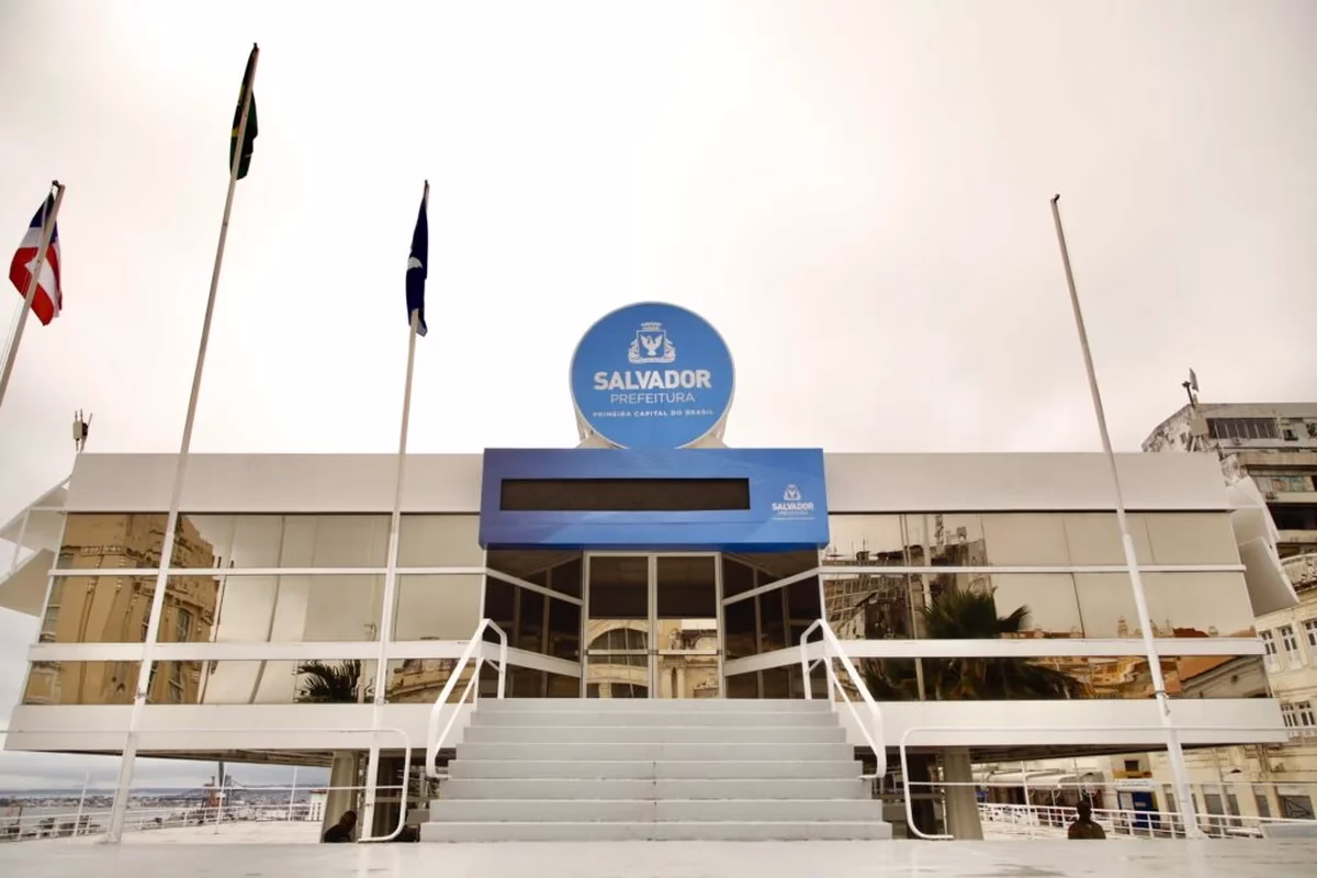 Fachada da Prefeitura de Salvador, local de apoio para inscrição no Minha Casa Minha Vida
