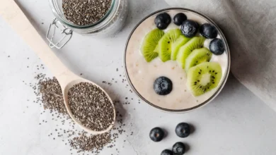 Smoothie com chia, aveia, kiwi e mirtilos: uma opção saudável e saborosa para o café da manhã.